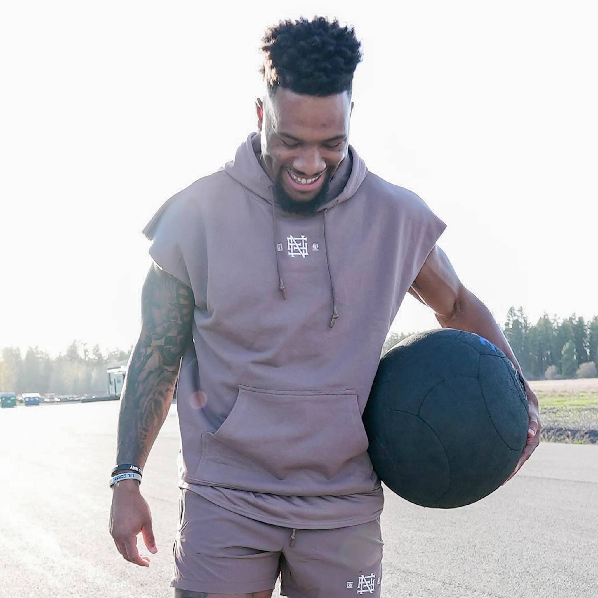 EMB SLEEVELESS HOODIE - EARTH - Image 3