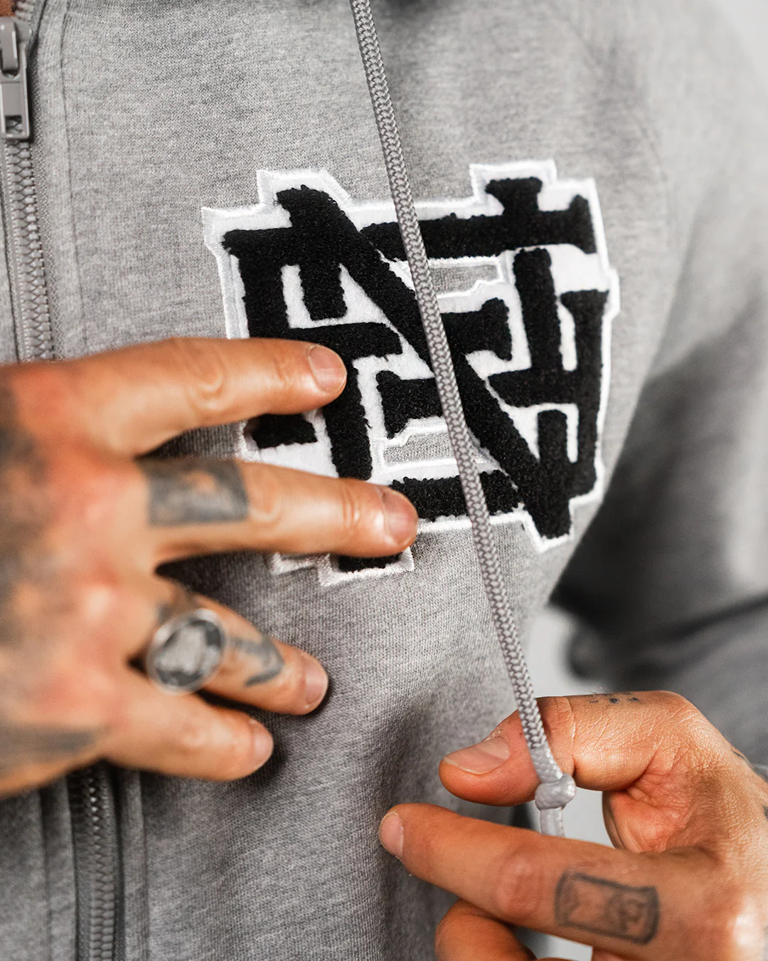VARSITY PATCH ZIP UP - GREY - Image 7