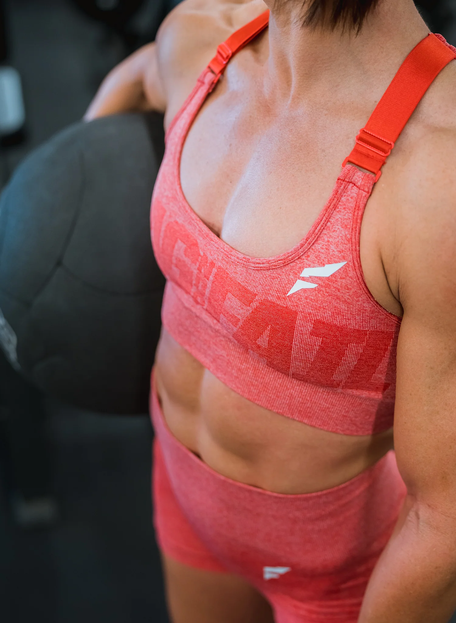 SEAMLESS SPORTS BRA - RED - Image 7