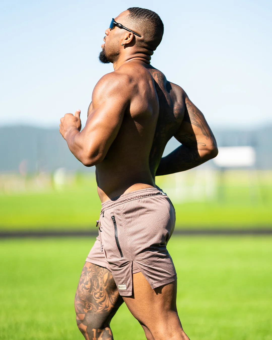 MENS MOMENTUM PATCH MESH SHORTS - EARTH - Image 2