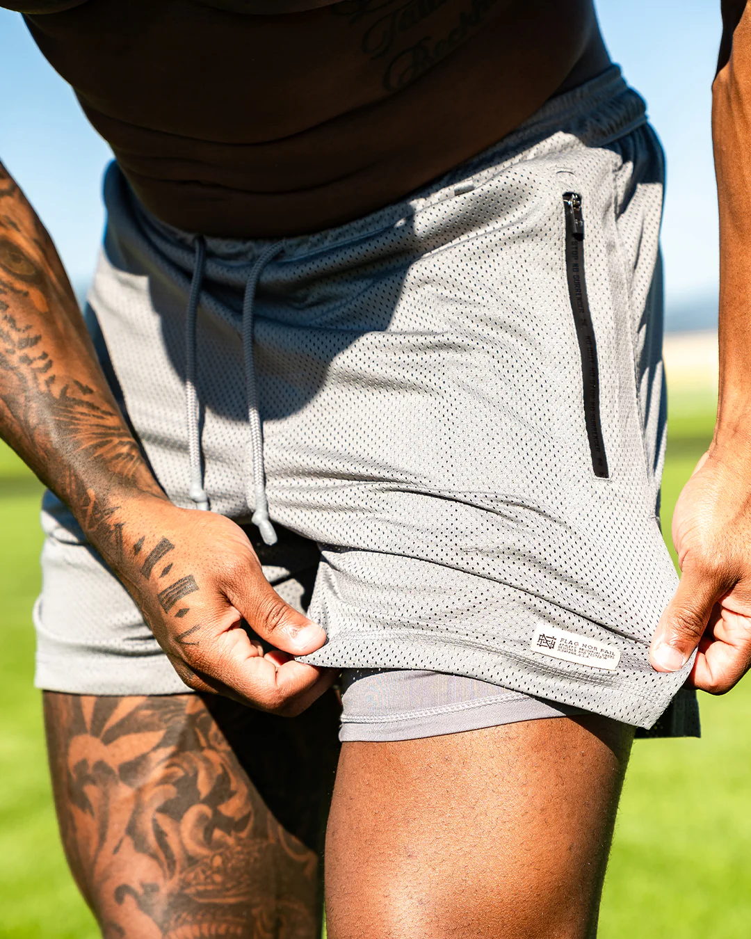 MENS MOMENTUM PATCH MESH SHORTS - EARTH - Image 10