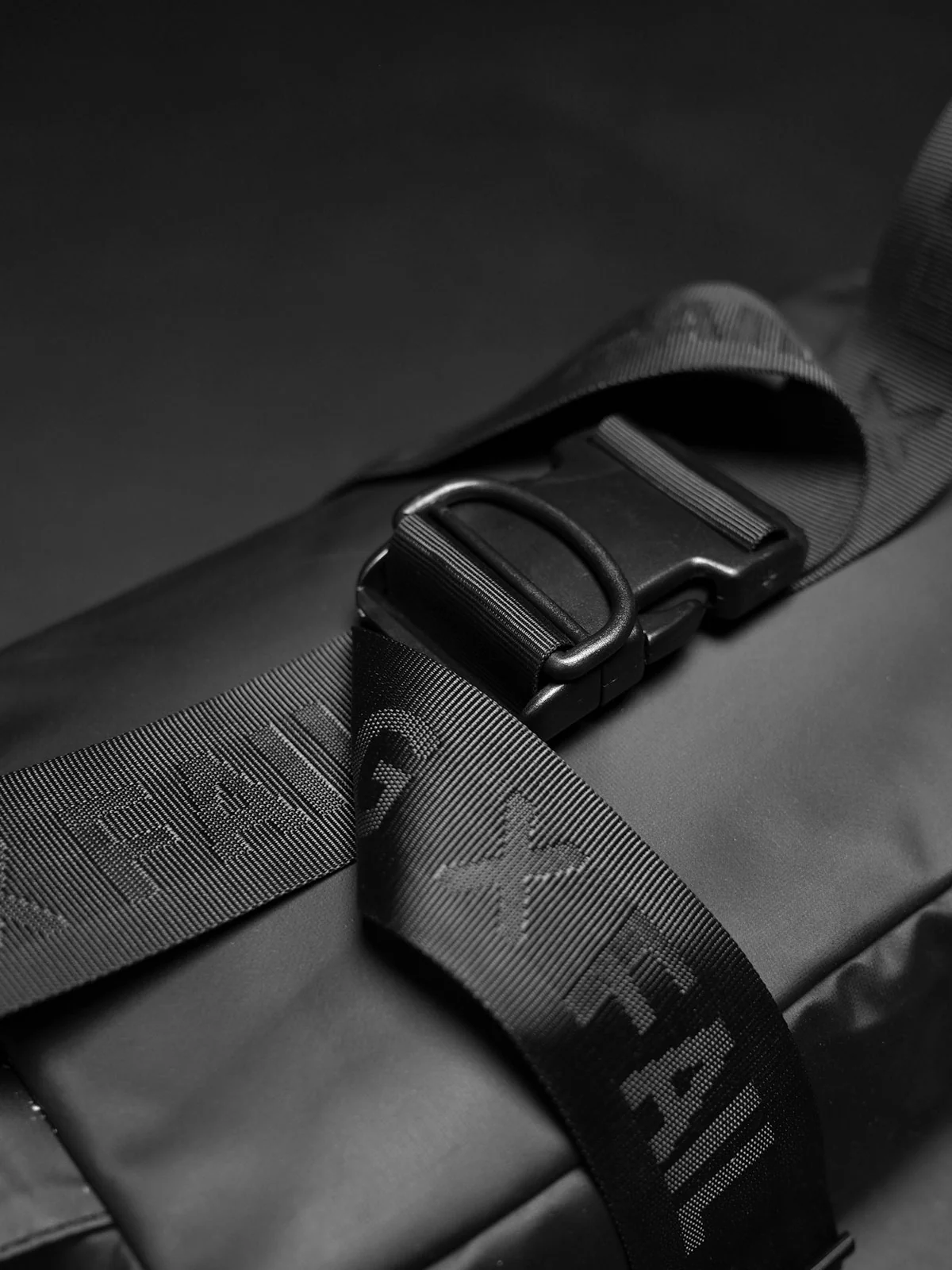 MOMENTUM SLING BAG 7L- BLACK - Image 10