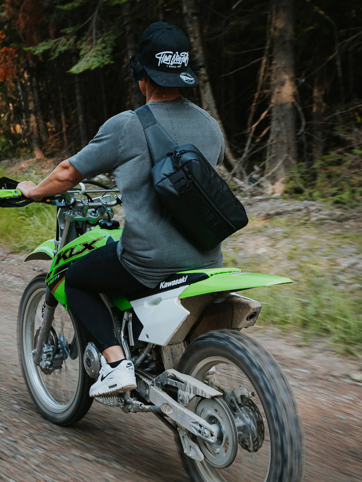 MOMENTUM SLING BAG 7L- BLACK - Image 11