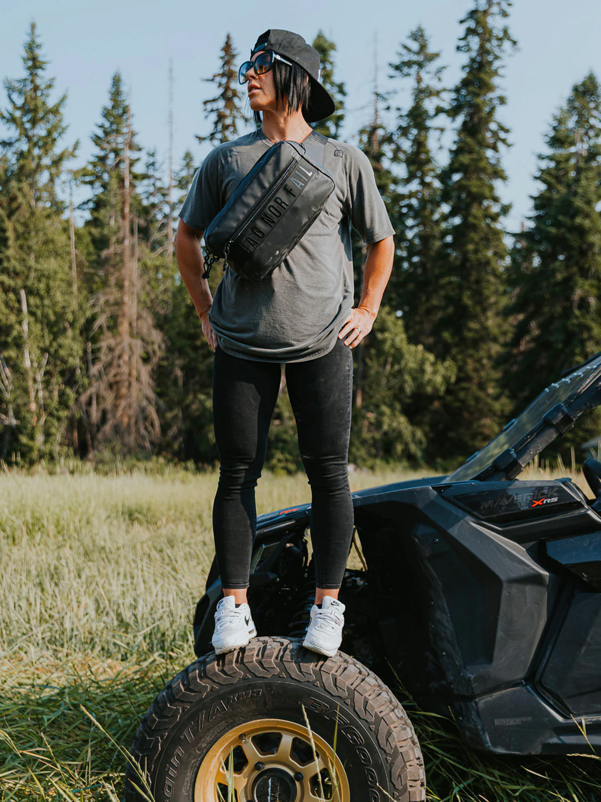 MOMENTUM SLING BAG 7L- BLACK - Image 13