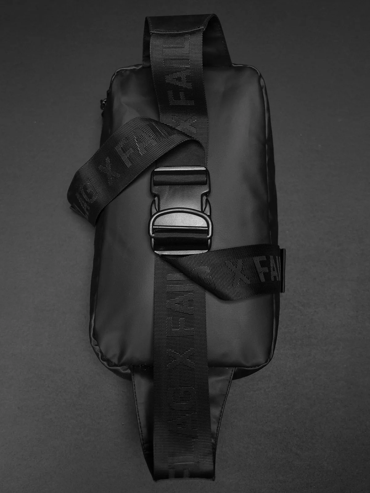 MOMENTUM SLING BAG 7L- BLACK - Image 14