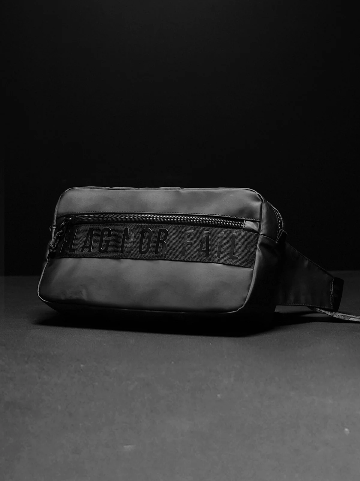 MOMENTUM SLING BAG 7L- BLACK - Image 15