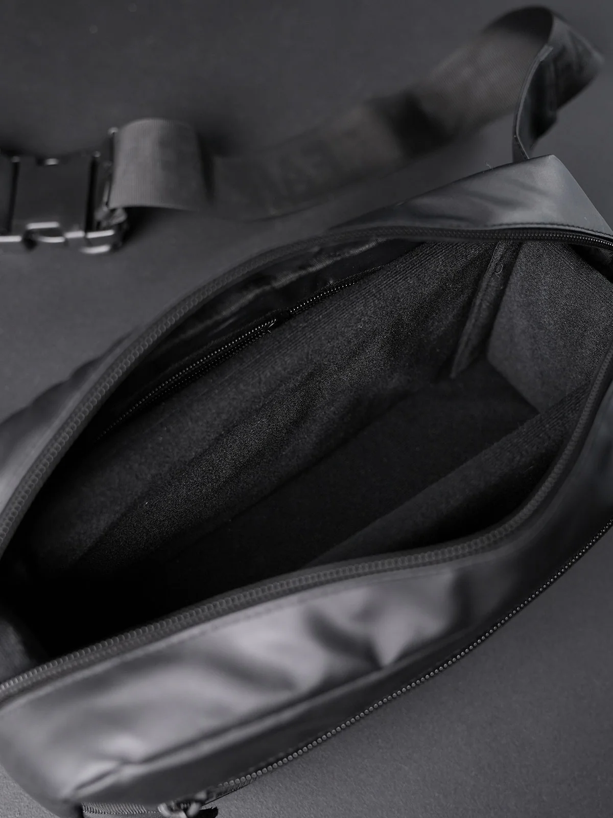 MOMENTUM SLING BAG 7L- BLACK - Image 17