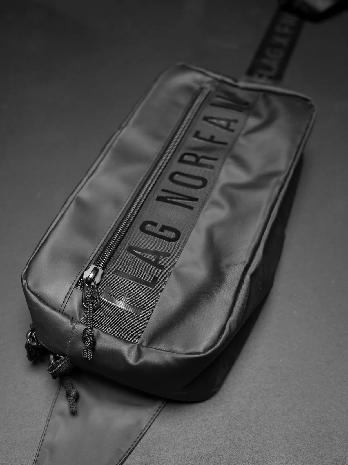 MOMENTUM SLING BAG 7L- BLACK - Image 18