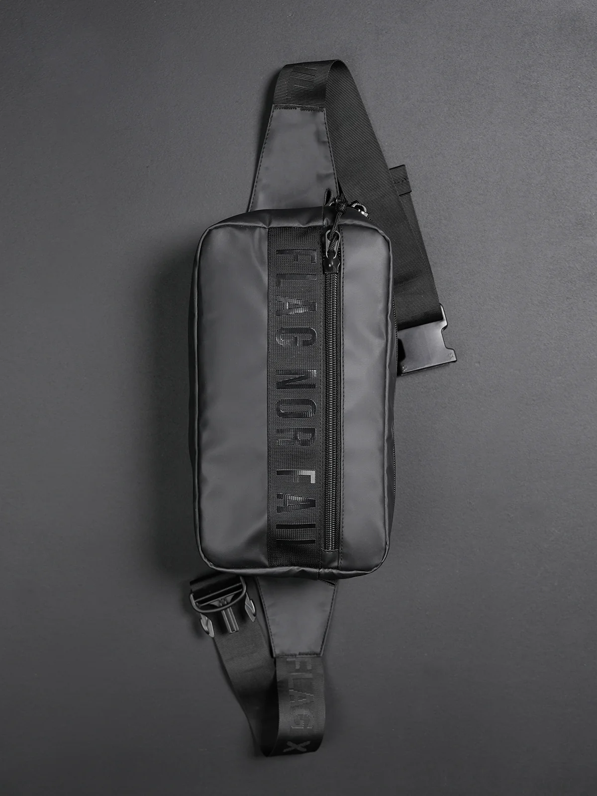 MOMENTUM SLING BAG 7L- BLACK - Image 4
