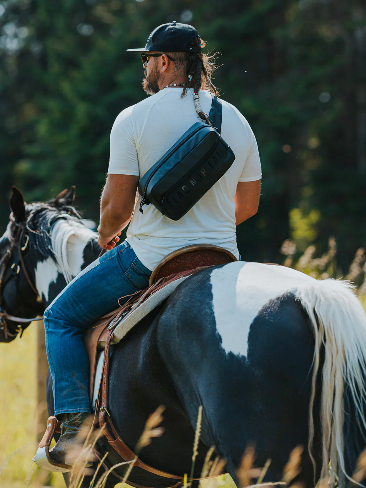 MOMENTUM SLING BAG 7L- BLACK - Image 6