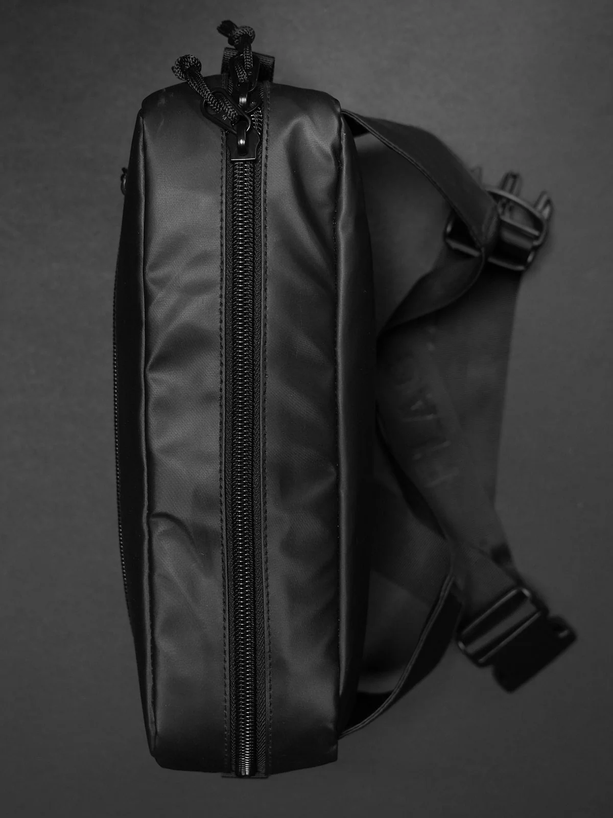 MOMENTUM SLING BAG 7L- BLACK - Image 7