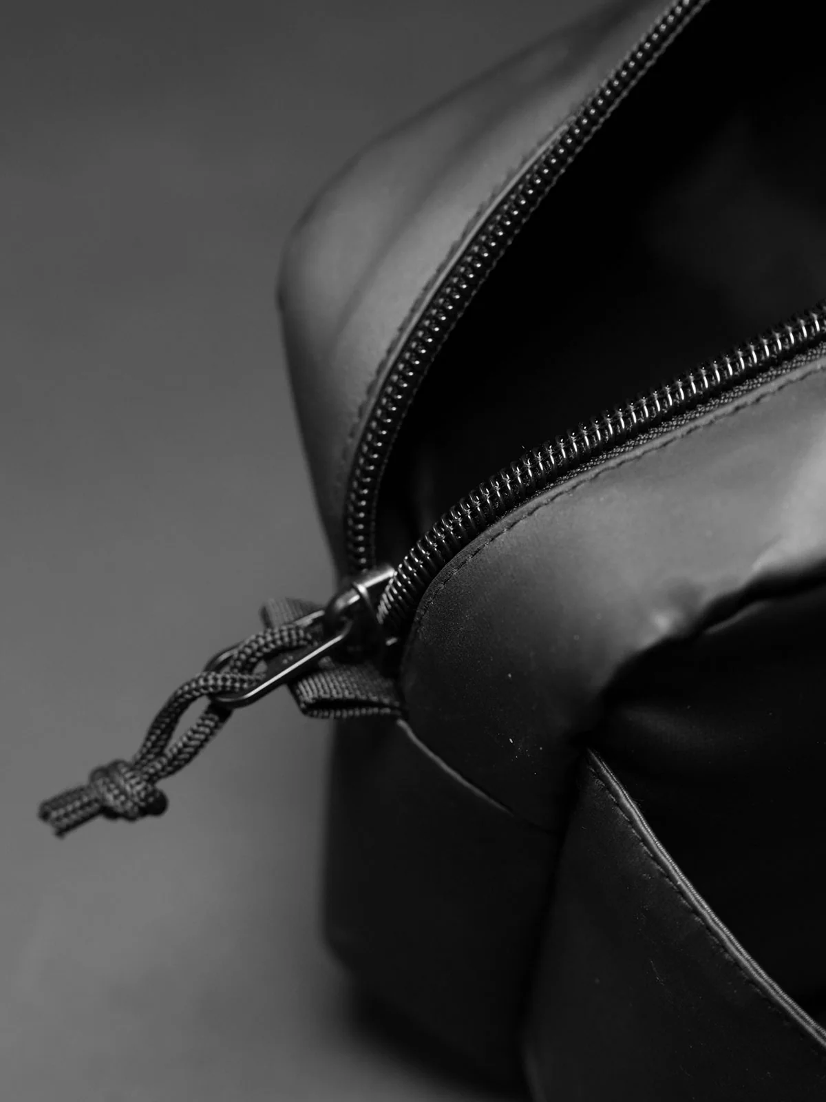 MOMENTUM SLING BAG 7L- BLACK - Image 8