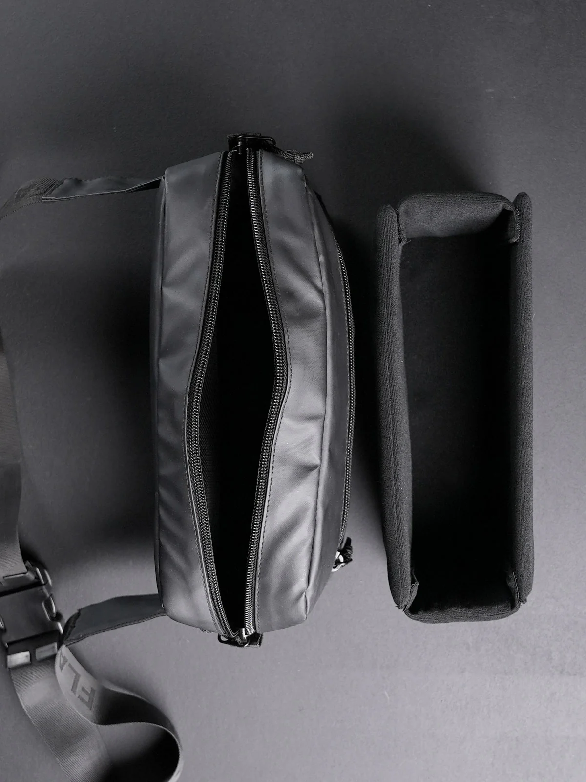 MOMENTUM SLING BAG 7L- BLACK - Image 9