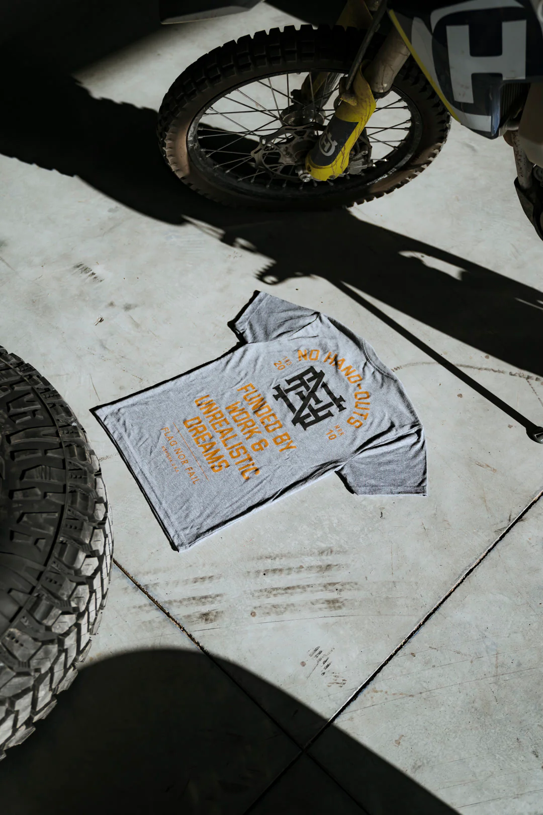 NO HAND OUTS TEE - GREY - Image 5